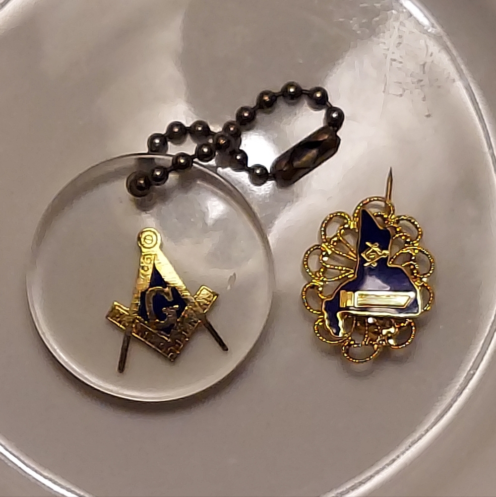 Vintage FREEMASON KEYCHAIN & PIN 4th gen owned EUC RARE!